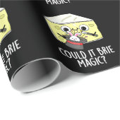 Könnte es Brie Magic Funny Cheese Pun Dark BG Geschenkpapier (Rolleneckpunkt)