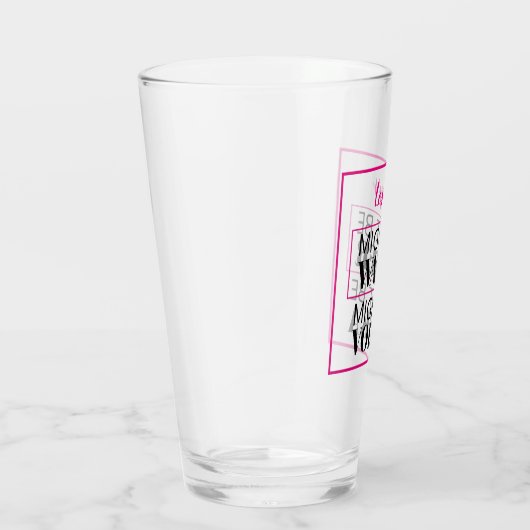 Könnte Wasser sein. Könnte Wodka sein. Pink. Perso Glas (Rechts)