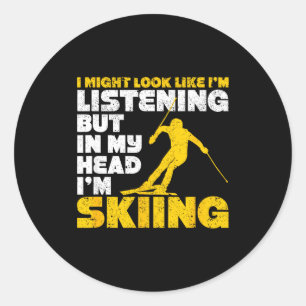 Könnte wie ein lustiger Skifahrer aussehen, der Sk Runder Aufkleber