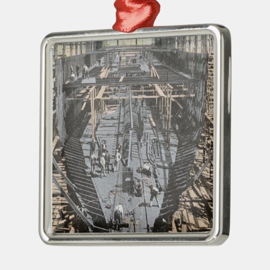 Konstruieren einer Stahlschiffs-Szene Silbernes Ornament (Links)
