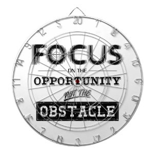 Konzentration auf das Hindernis Dartscheibe