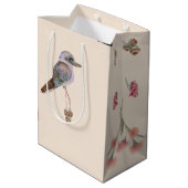 Kookaburra und Eukalyptus auf blassem Pfirsich Mittlere Geschenktüte (Rückseite Schrägansicht)
