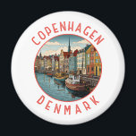 Kopenhagen Dänemark Retro Distressed Circle Magnet<br><div class="desc">Kopenhagener Retrovektorraumdesign. Kopenhagen, die dänische Hauptstadt, liegt auf den Küsteninseln Seeland und Amager. Die Öresund-Brücke verbindet Malmo in Südschweden.</div>