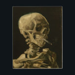 Kopf des Skeletts mit Zigarette durch Van Gogh Holzdruck<br><div class="desc">Kopf eines Skeletts mit brennender Zigarette durch Vincent van Gogh, Öl auf Leinwand 1886, ist eine gemalte Ölstudie eines menschlichen Schädels und des oberen Skeletts, in dessen Mund der Künstler eine brennende Zigarette einfügte und einen Effekt produzierte, der makaber und humorvoll ist. Vermutlich gemalt, während Van Gogh in der Akademie...</div>