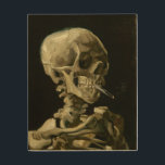 Kopf des Skeletts mit Zigarette durch Van Gogh Holzdruck<br><div class="desc">Kopf eines Skeletts mit brennender Zigarette durch Vincent van Gogh, Öl auf Leinwand 1886, ist eine gemalte Ölstudie eines menschlichen Schädels und des oberen Skeletts, in dessen Mund der Künstler eine brennende Zigarette einfügte und einen Effekt produzierte, der makaber und humorvoll ist. Vermutlich gemalt, während Van Gogh in der Akademie...</div>