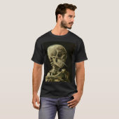 Kopf eines Skeletts mit brennender Zigarette T-Shirt (Vorne ganz)