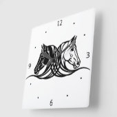 Kopf von schwarzen und weißen Pferden Quadratische Wanduhr (Winkel)