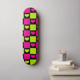 Kopfhörer an der Tafel - Kalkgrün, Hot-Pink und Sc Skateboard