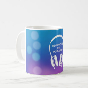 Kopfhörer an, Welt aus Kaffeetasse