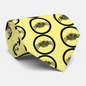 Kopfkratze im Kreis Krawatte (Gerollt)