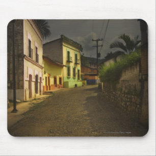 Kopfstein-Straße u. gelbe Gebäude in Mexiko Mousepad