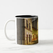 Kopfstein-Straße u. gelbe Gebäude in Mexiko Zweifarbige Tasse (Links)