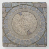 Kopfsteinpflasterstraße mit Manhole, grau-braun Steinuntersetzer (Vorderseite)
