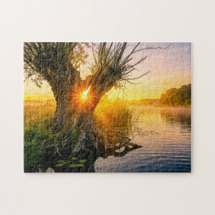 Kopfweide an einem nebligen Fluss bei Sonnenaufgan Puzzle