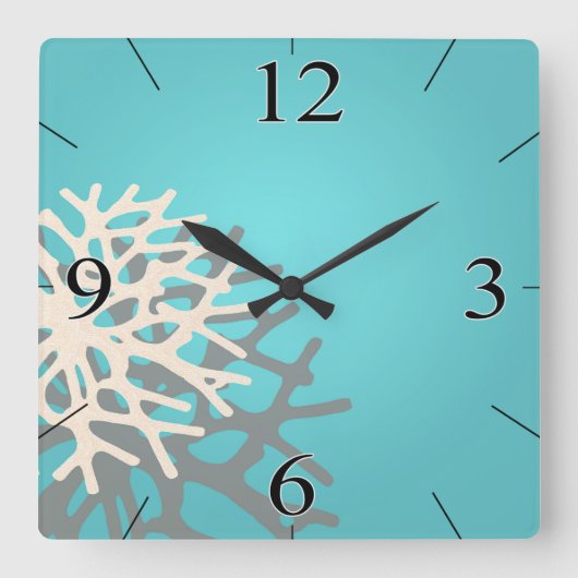 Koralle auf dem Elfenbein des blauen Graus des Quadratische Wanduhr (Vorderseite)