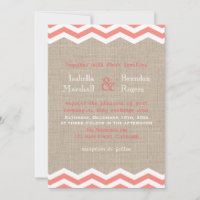 Koralle Chevron auf Jute-Hochzeitseinladung