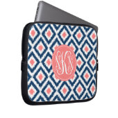 Koralle des Monogramm-3-Letter und blaues Ikat Laptopschutzhülle (Vorne Rechts)