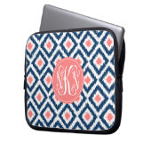 Koralle des Monogramm-3-Letter und blaues Ikat Laptopschutzhülle (Vorderseite Links)
