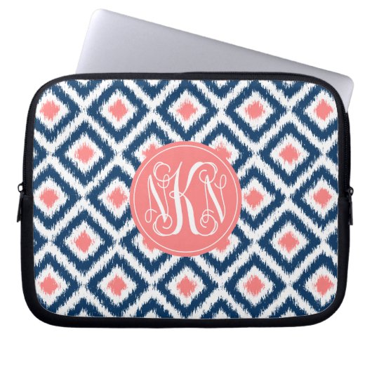 Koralle des Monogramm-3-Letter und blaues Ikat Laptopschutzhülle (Vorderseite)