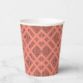 Koralle mit schwarzem geometrischem Muster Pappbecher (Rechts)