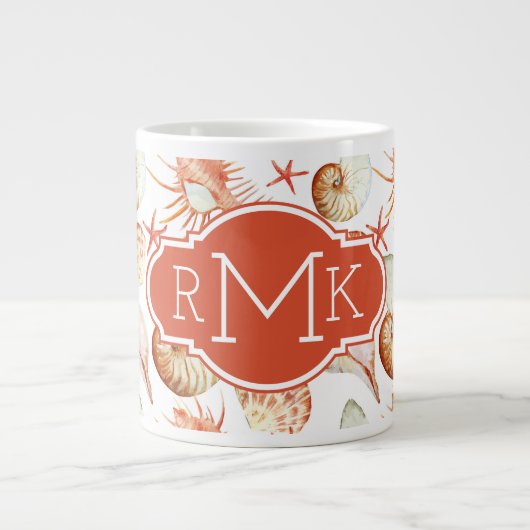 Korallen mit Muscheln- und Krebsmuster| Monogramm Jumbo-Tasse (Vorderseite)