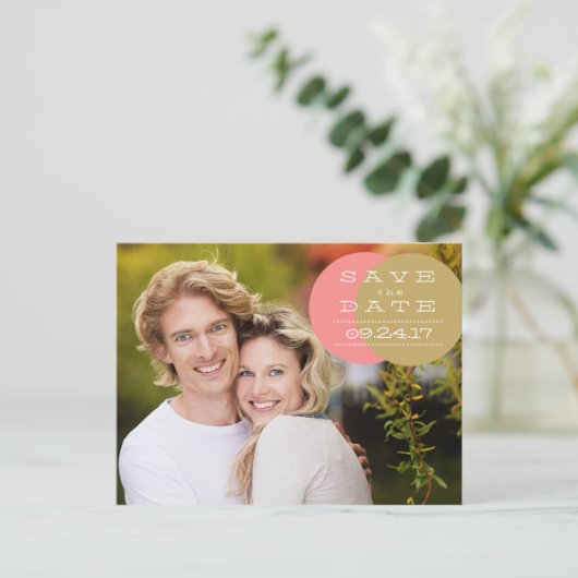 Korallen- und Goldzirkel Save the Date Postkarte (Stehend Vorderseite)