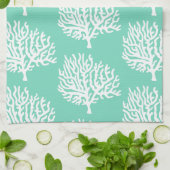 Korallen- und Meerglasgrün an der Küste Geschirrtuch (Gefaltet)