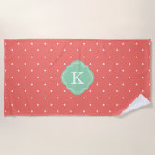 Korallen und Minze Polka Dots Mit Monogramm Strandtuch (Vorderseite)