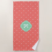 Korallen und Minze Polka Dots Mit Monogramm Strandtuch (Vorderseite)