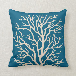 Korallenbaum in der Creme auf Jeweled aquamarinem Kissen