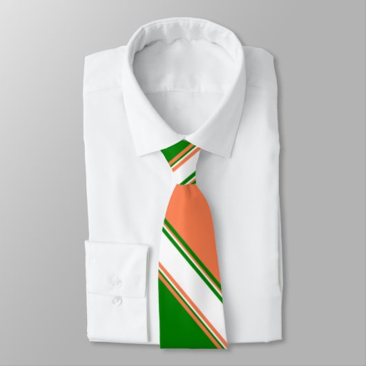 Korallengrün und Elfenbeinalternierend gestreifte Krawatte (Gebunden)