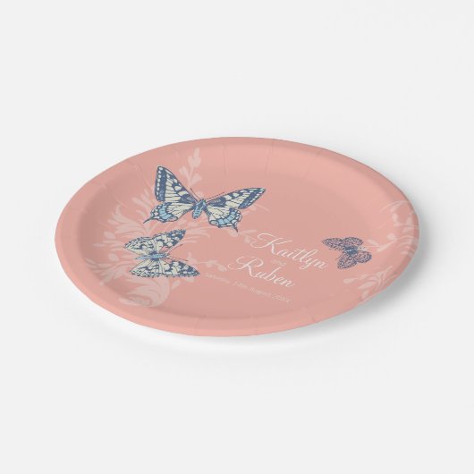 Korallenhochzeit mit dunkelblauen Schmetterlingen Pappteller (Schrägansicht)