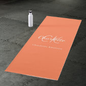 Korallenorange-Monogramm-Initialname Yogamatte