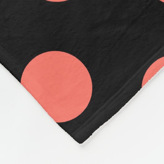 Korallenpolka-Punkte auf schwarz Fleecedecke (Ecke)