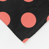Korallenpolka-Punkte auf schwarz Fleecedecke (Ecke)