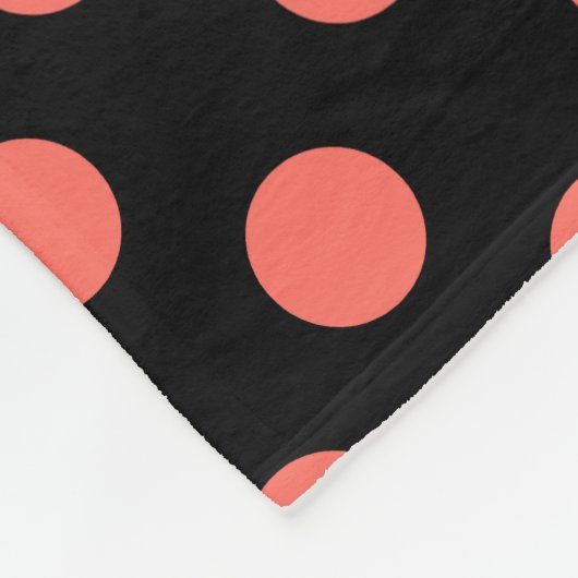 Korallenpolka-Punkte auf schwarz Fleecedecke (Ecke)