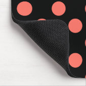 Korallenpolka-Punkte auf schwarz Mousepad (Ecke)