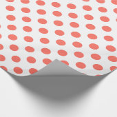 Korallenpolka-Punkte auf weiß Geschenkpapier (Ecke)