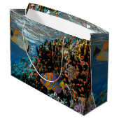Korallenriff mit Feuerkorallen und exotischen Fisc Große Geschenktüte (Rückseite Schrägansicht)
