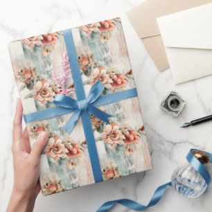 Korallenrosa Blumen auf abgenutztem Hintergrund Geschenkpapier