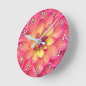 Korallenrosa Dahlia-Blume Runde Wanduhr (Winkel)