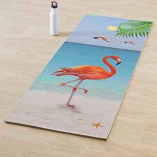 Korallenrosa Flamingo und Palmblatt am Strand Yogamatte