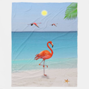 Korallenrosa Flamingo und Palmwedel am Strand Fleecedecke