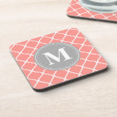 Korallenrosa Marokkanisches Gitter Grau Monogram Untersetzer (Linke Seite)