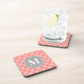 Korallenrosa Marokkanisches Gitter Grau Monogram Untersetzer (Rechte Seite)