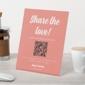 Korallenrosa QR-Code Teilen Sie die Liebe Hochzeit Sockelschild (In SItu)
