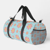 Korallenrosa und pulverblau delikate, daisate Blum Duffle Bag (Rechte Ecke)