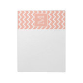Korallenrosa und Weiß Zickzack mit Custom Monogram Notizblock (Rotiert)