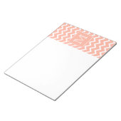 Korallenrosa und Weiß Zickzack mit Custom Monogram Notizblock (angewinkelt)