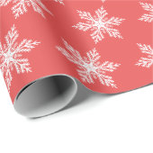Korallenrot und weiße Schneeflocken Muster Weihnac Geschenkpapier (Rolleneckpunkt)